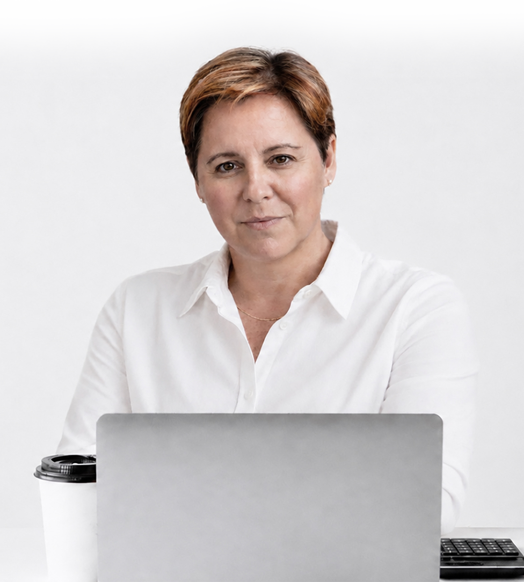 Nicole Klingel von decira am Laptop – Coaching und Mediation für Führungskräfte, Familienunternehmen und Unternehmensnachfolge