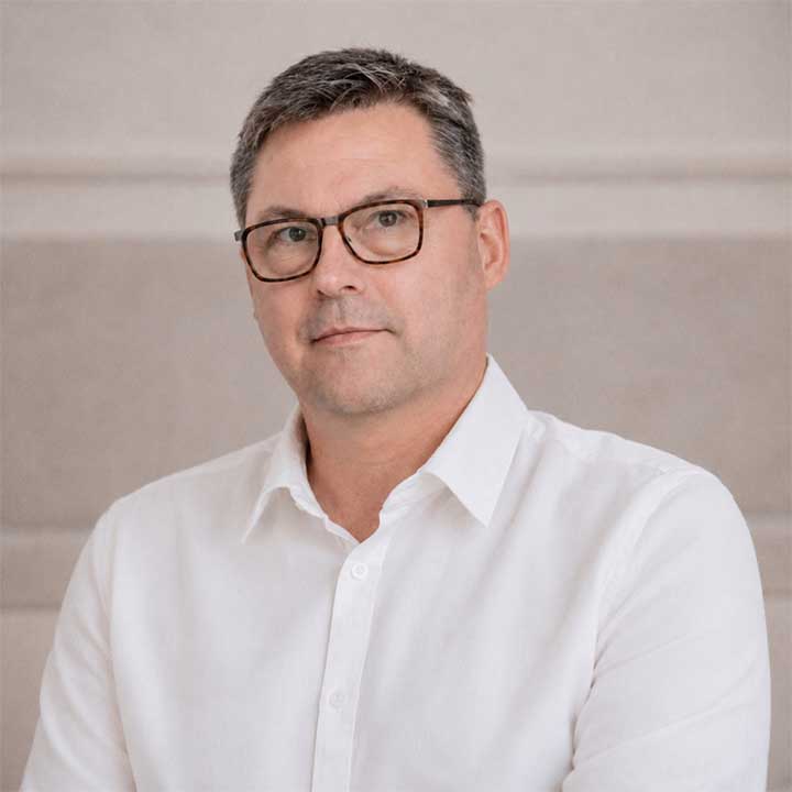 Porträt von Marco Frei, decira system – Coaching für Führungskräfte zu Führung, Struktur, Organisation und klaren Entscheidungen.