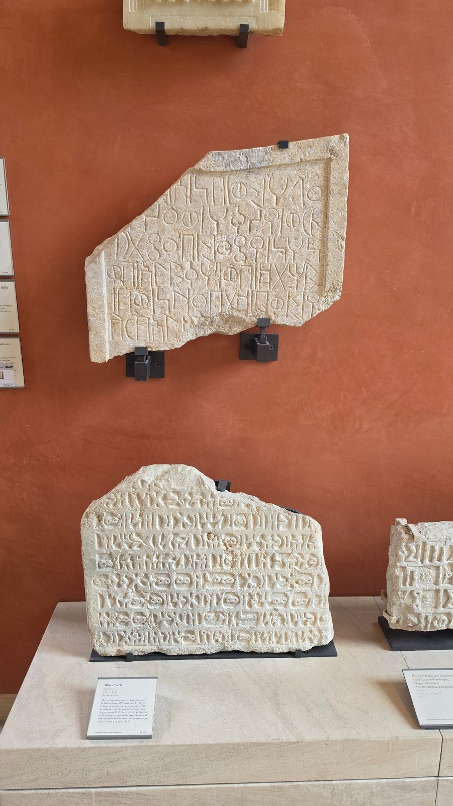 Steintafeln mit unterschiedlichen Schriftzeichen – Symbol für gemeinsame Sprache und Verständigung.